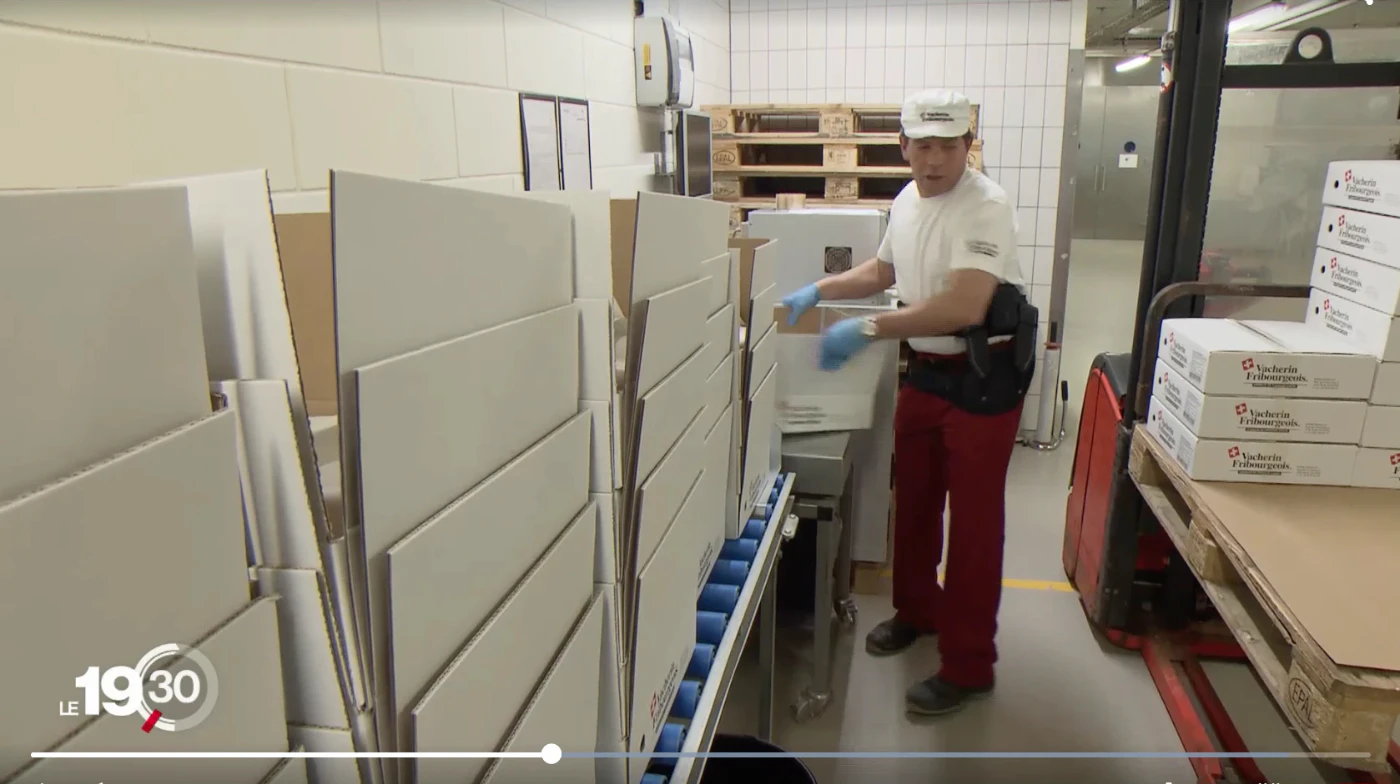 Reportage du 19h30 de la RTS dans une cave à Vacherin fribourgeois : Eric Rossier porte un exosquelette, l'essai est accompagné par NovaFree
