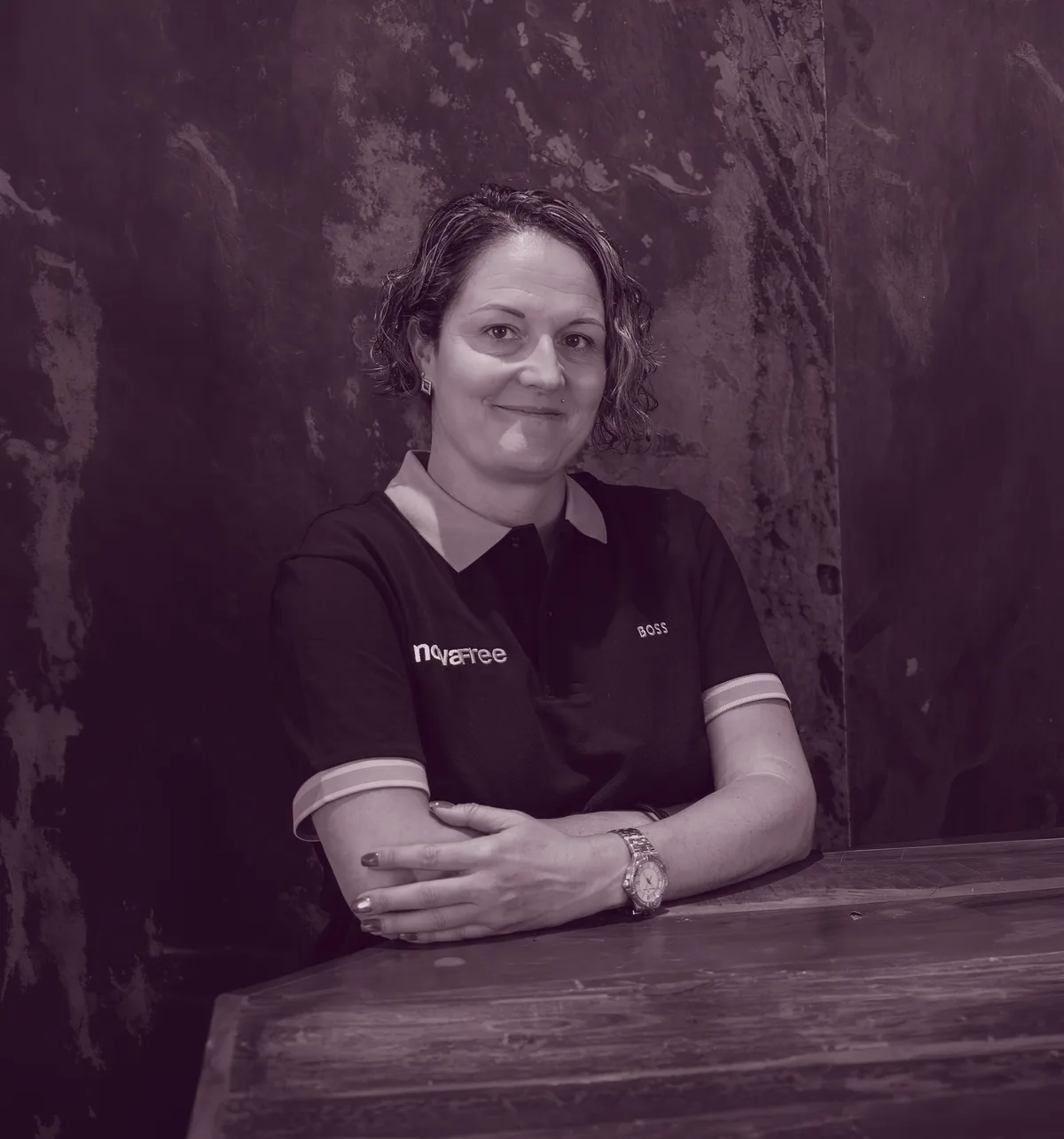 Portrait de Nadja Broquet, ergonome diplômée chez NovaFree, accoudée à une table