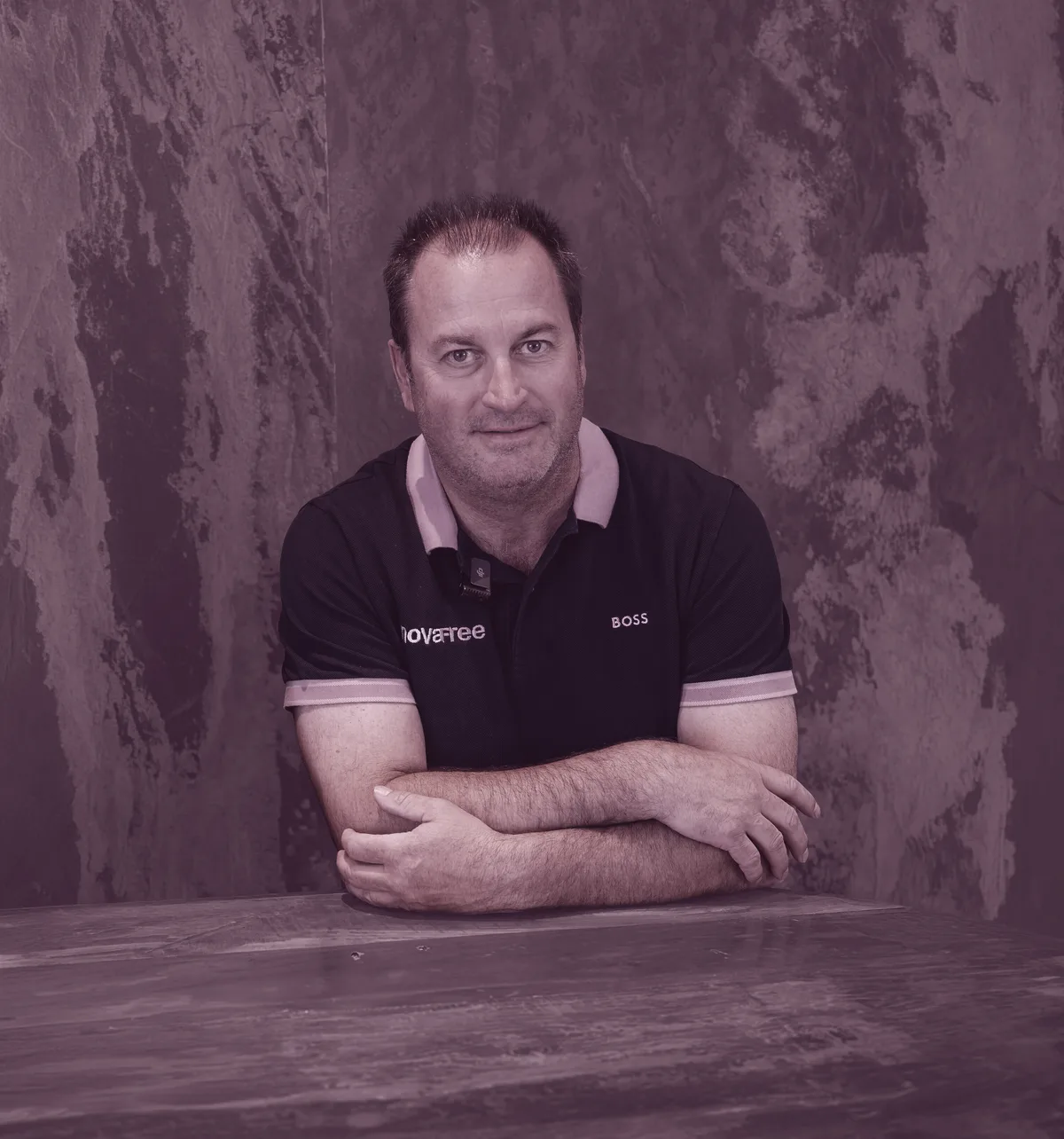 Portrait de Nicolas Wüst, fondateur de NovaFree, accoudé à une table